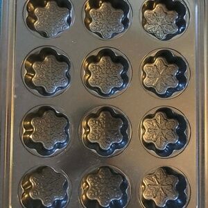 Le Creuset mini snowflake cake pan